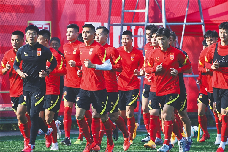 意媒：罗马有意萨尔茨堡红牛的多格莱斯，但目前转会预算有限（意媒称罗马相中萨尔茨堡红牛球员多格莱斯，但受限于当前转会预算）