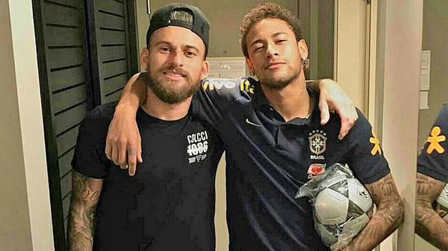 皇马在国家德比后失利，阿隆索面临下课危机，巴萨趁机领跑，西甲争冠形势严峻。（皇马德比败北阿隆索帅位告急，巴萨趁势领跑，西甲争冠白热化）