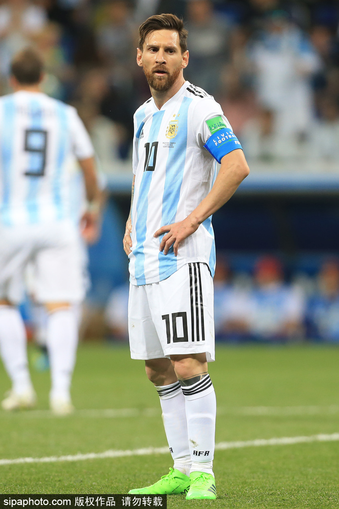 回应主场球迷嘘声，维尼修斯离场时称“他们是花钱来看我的”（面对主场嘘声，维尼修斯退场时回击：他们花钱来看的就是我）