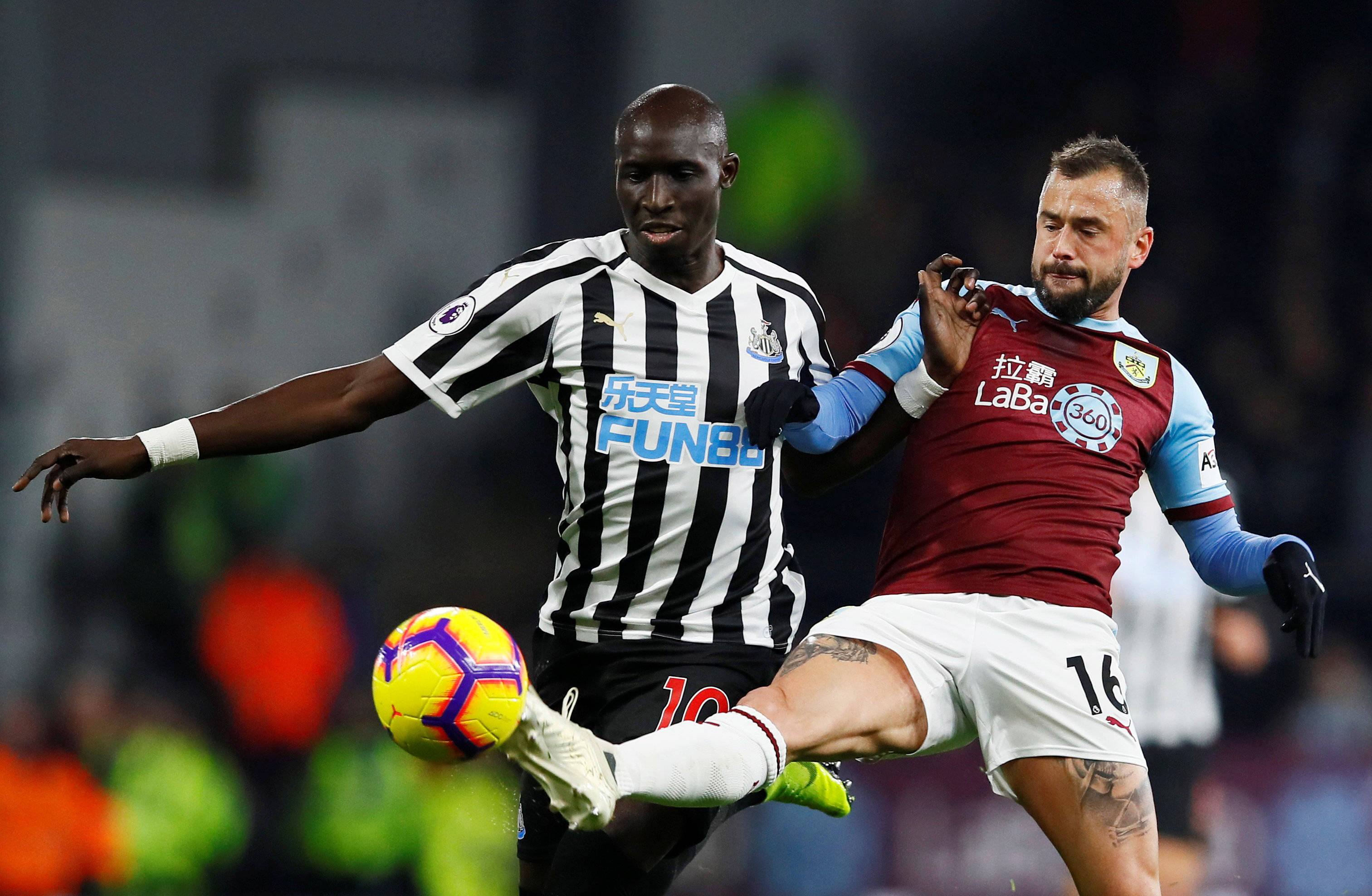 记者：对和俱乐部有分歧但最终留队的球员，球迷应该宽容一点（记者：球员与俱乐部有分歧仍选择留队，球迷应多些包容）