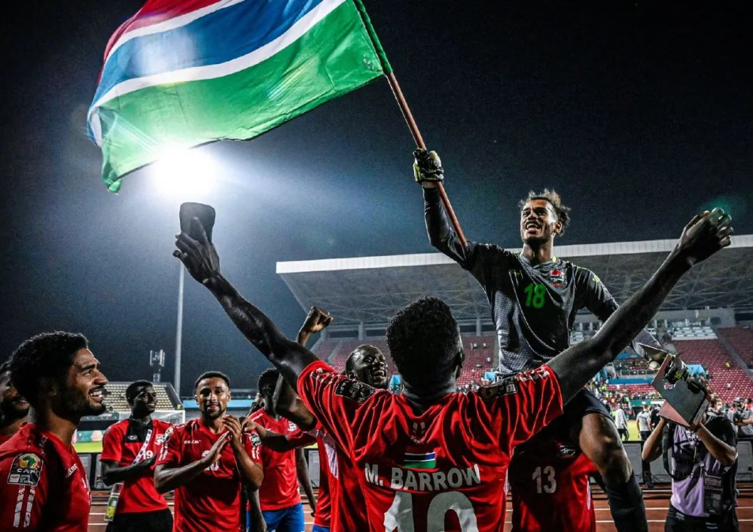 西帅的第一次主场执教，他感谢所有球迷的支持（西帅主场执教首秀，向全体球迷致谢）